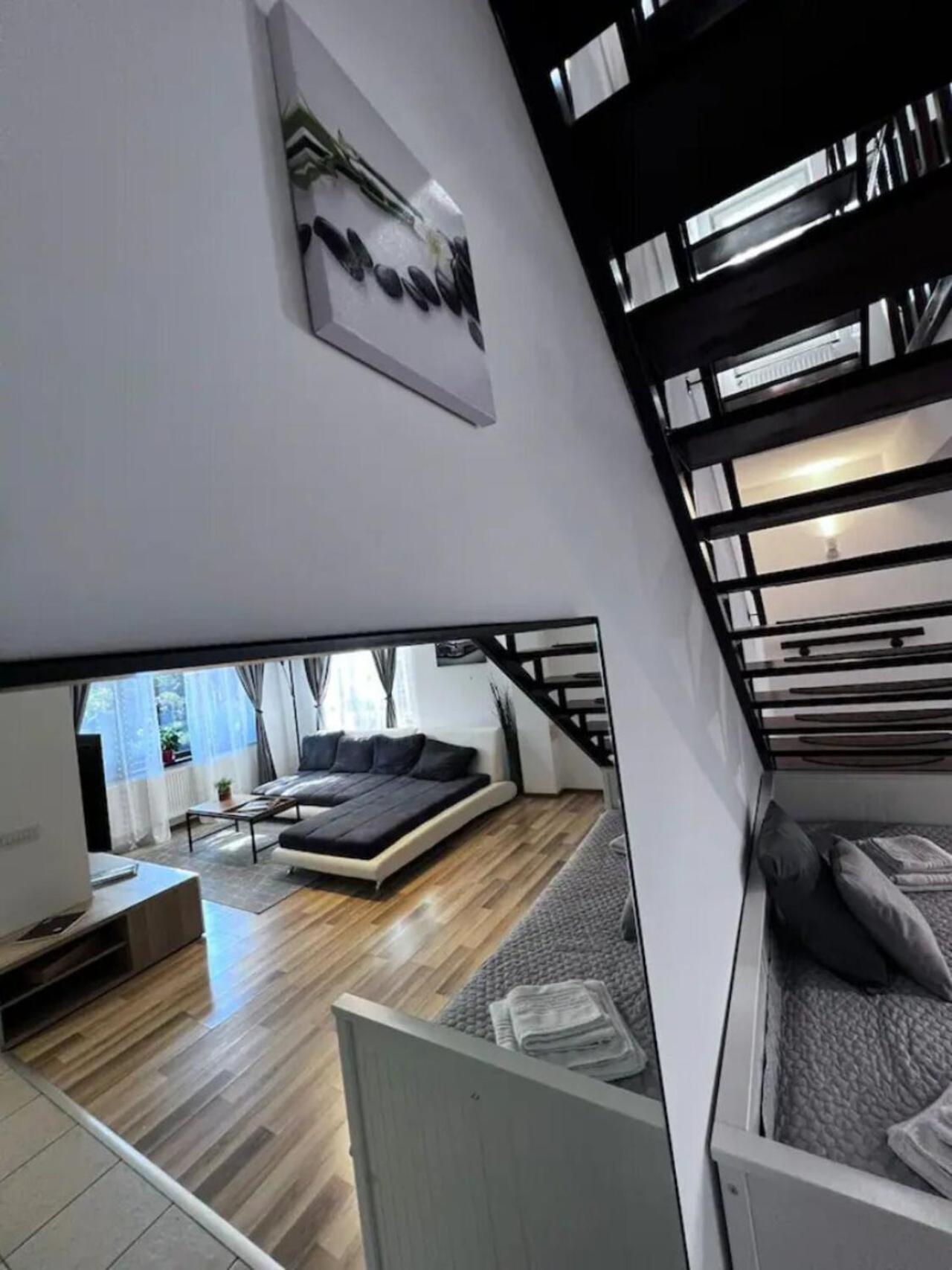 Vila Luminoasa Cu Curte Privata Bucharest Exterior photo