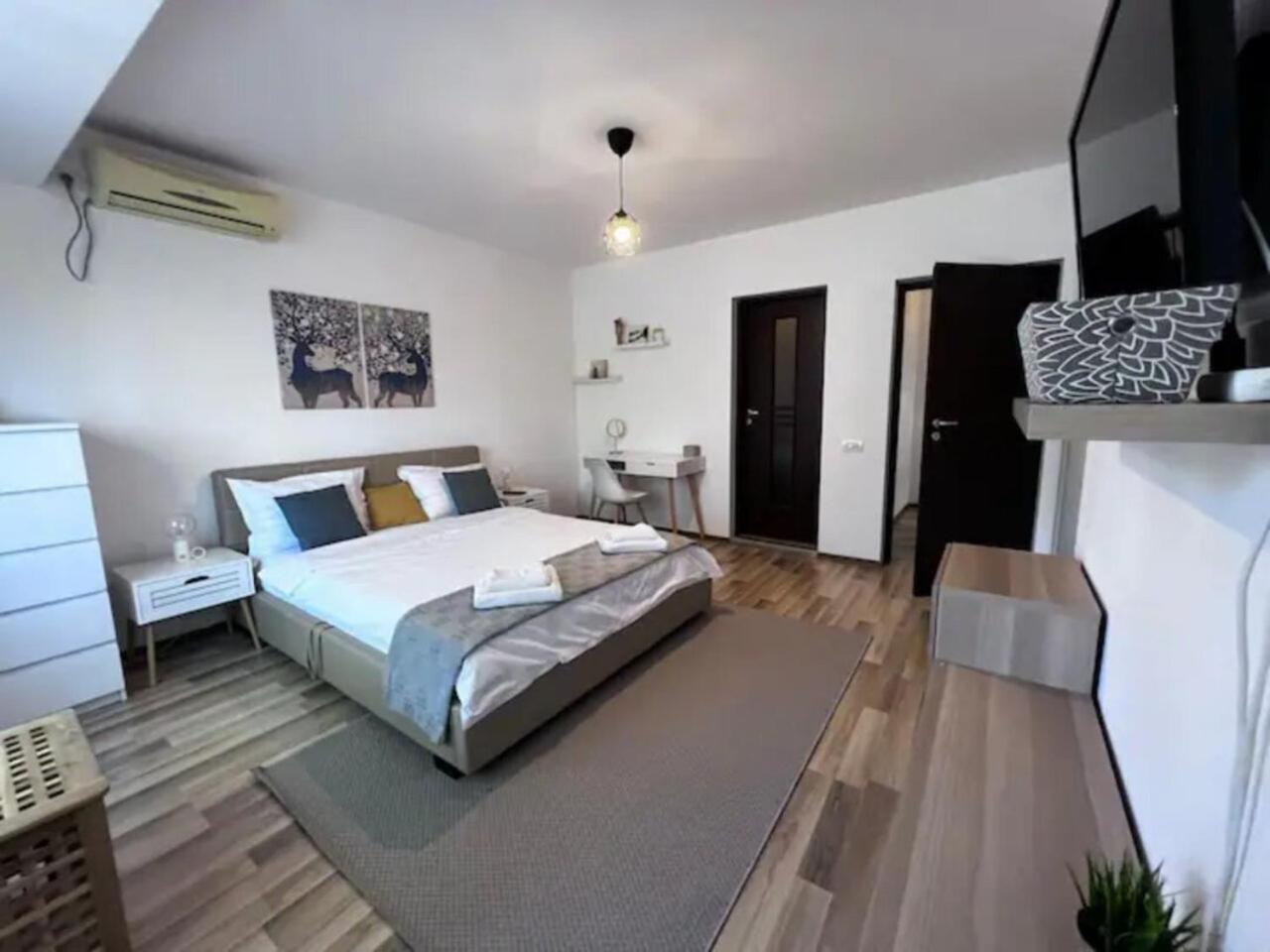 Vila Luminoasa Cu Curte Privata Bucharest Exterior photo