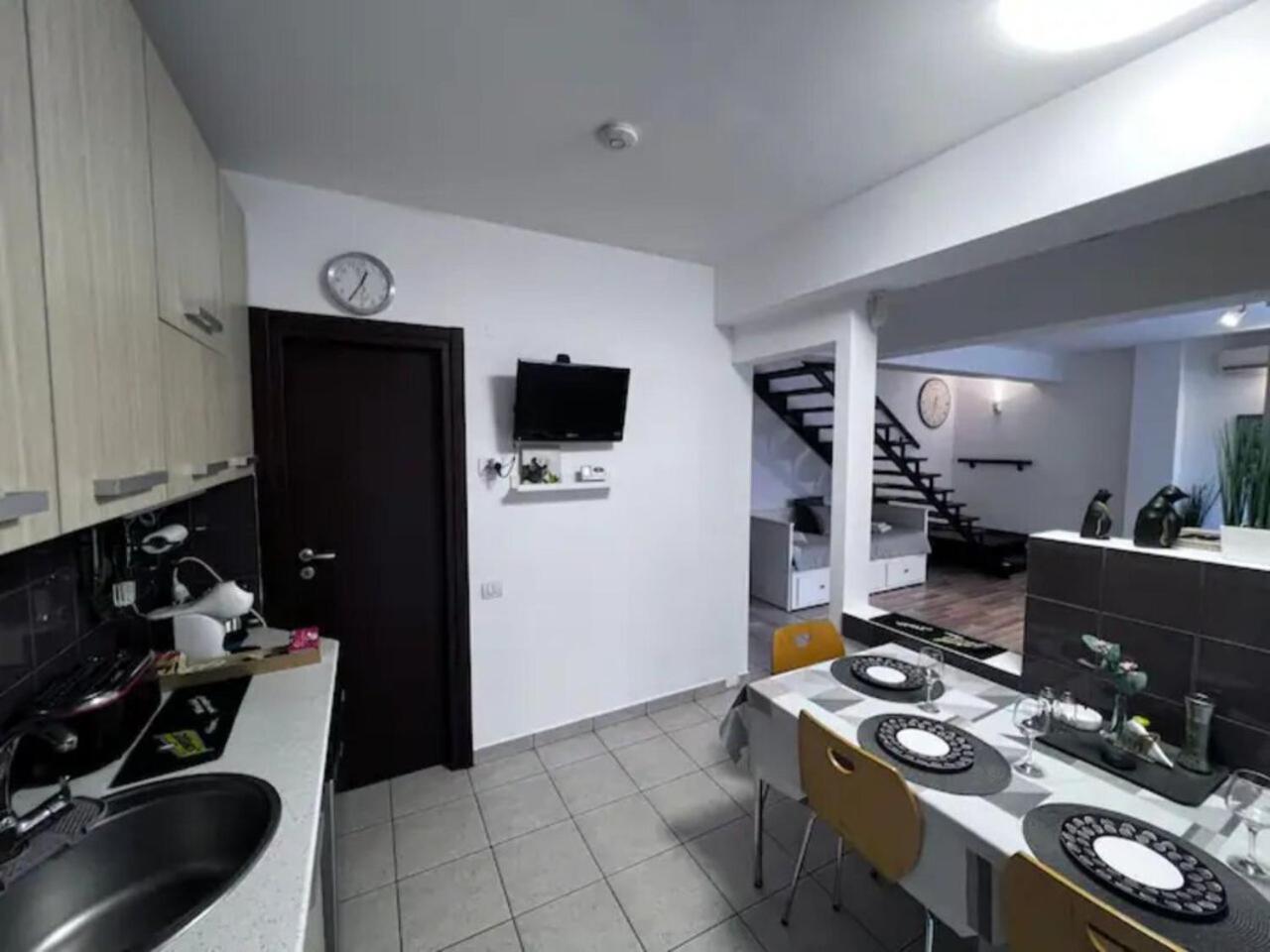 Vila Luminoasa Cu Curte Privata Bucharest Exterior photo