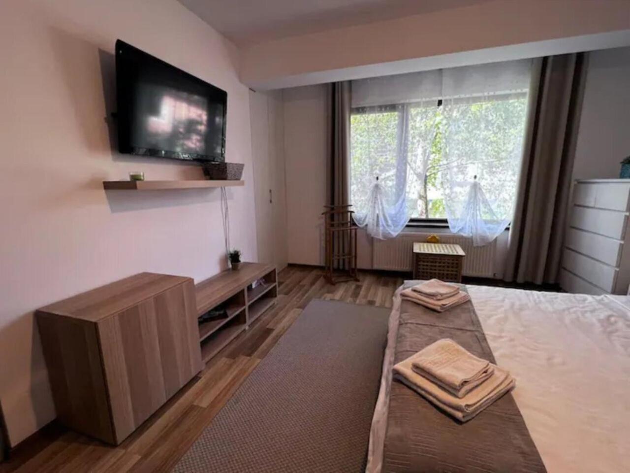 Vila Luminoasa Cu Curte Privata Bucharest Exterior photo