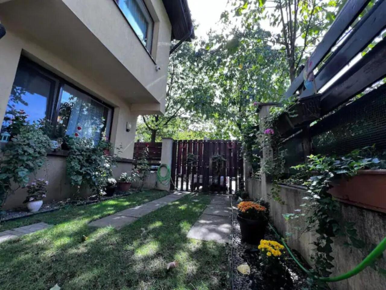 Vila Luminoasa Cu Curte Privata Bucharest Exterior photo