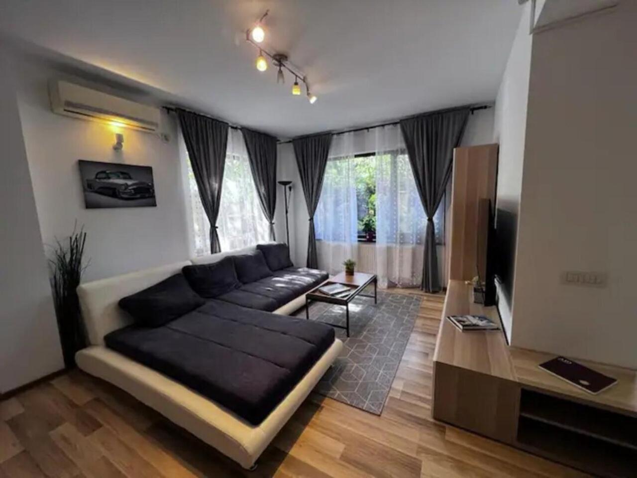 Vila Luminoasa Cu Curte Privata Bucharest Exterior photo